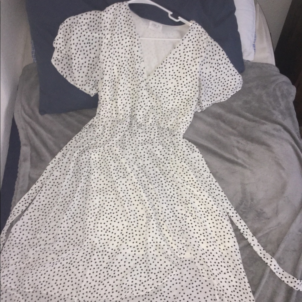 Poka dot flowy dress. BRAND: Sienna sky